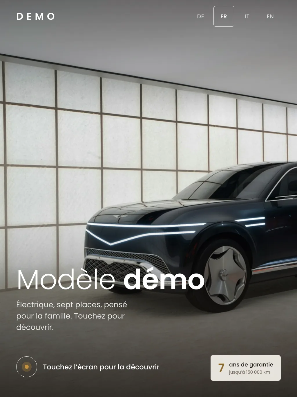 Le kiosque ShowroomOS en portrait : un SUV dans un studio lumineux, le nom du modèle et l’invitation à toucher.